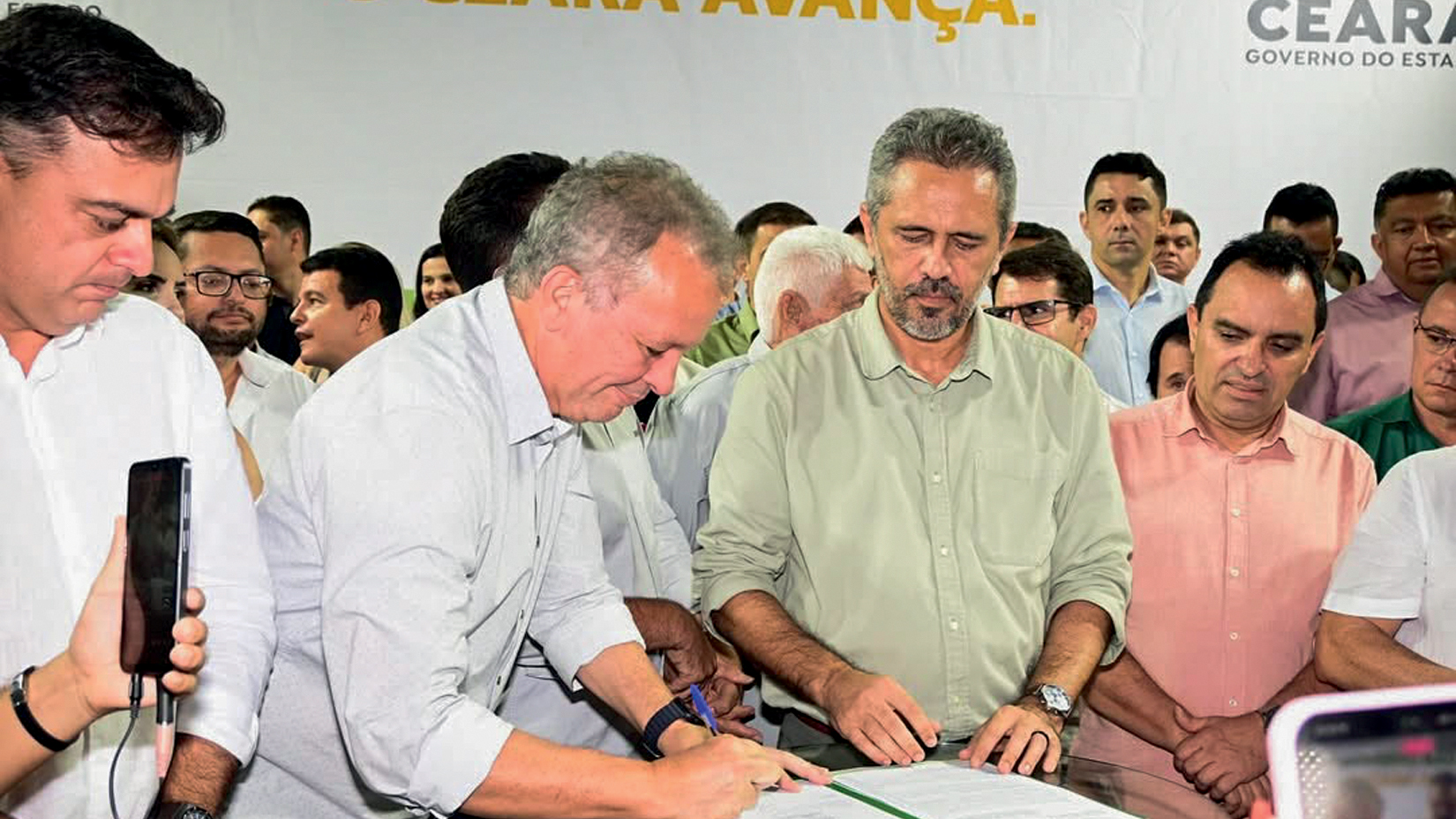 SINAL DE ALERTA -&ensp;Elmano (no centro), que concorre &agrave; reelei&ccedil;&atilde;o: risco de perder a disputa j&aacute; no primeiro turno