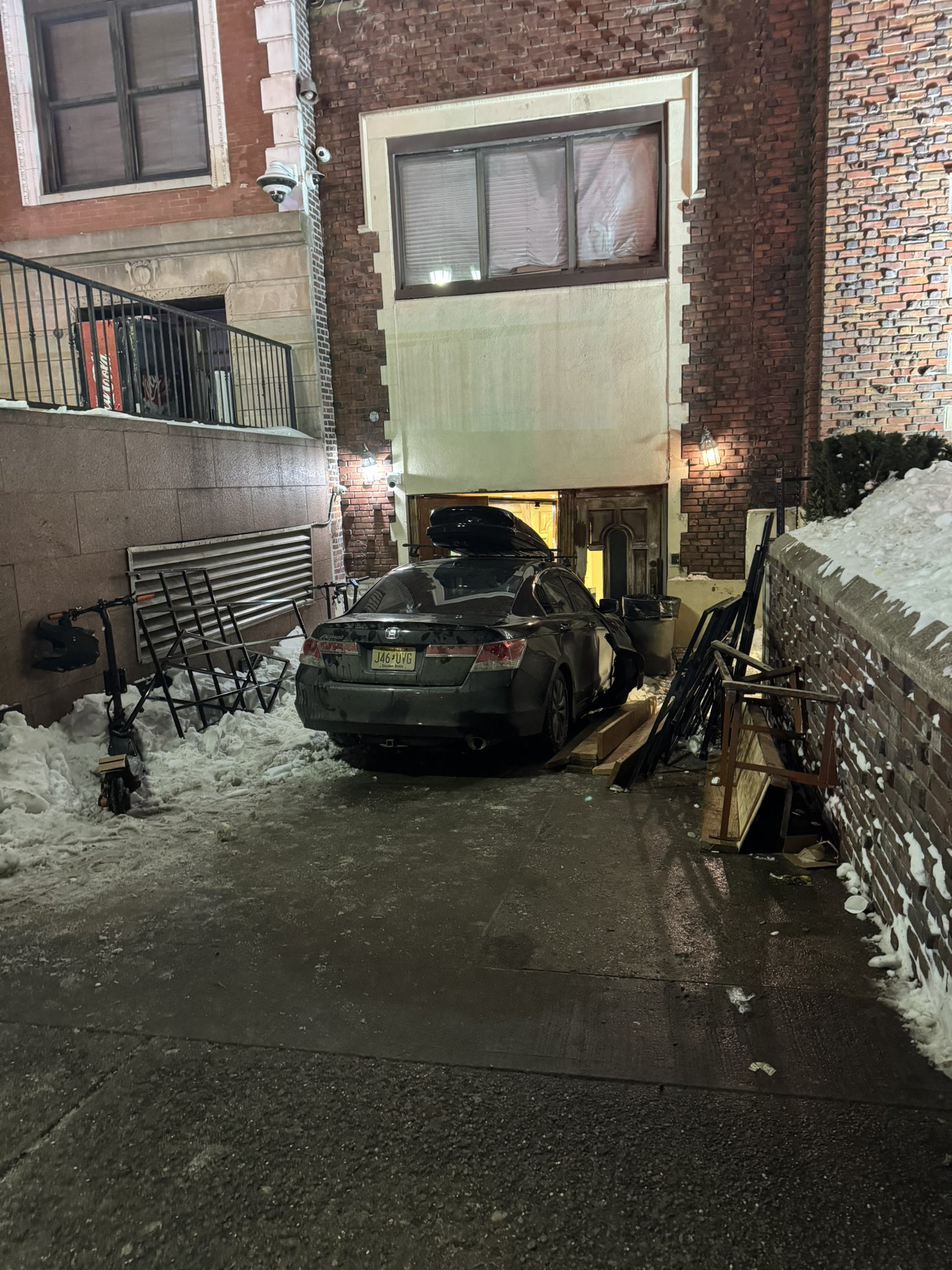 Polícia investiga crime de ódio após carro avançar contra sinagoga em NY; veja vídeo