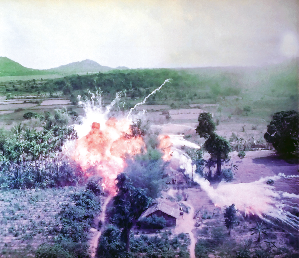 VIETN&Atilde; -&ensp;Bombardeio de napalm nos anos 1960: vegeta&ccedil;&atilde;o totalmente destru&iacute;da