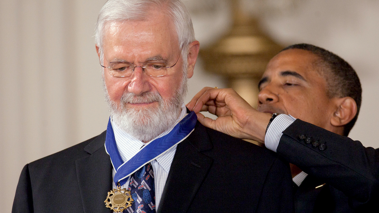 O FIM DA VAR&Iacute;OLA -&ensp;Foege, condecorado por Obama: vacina