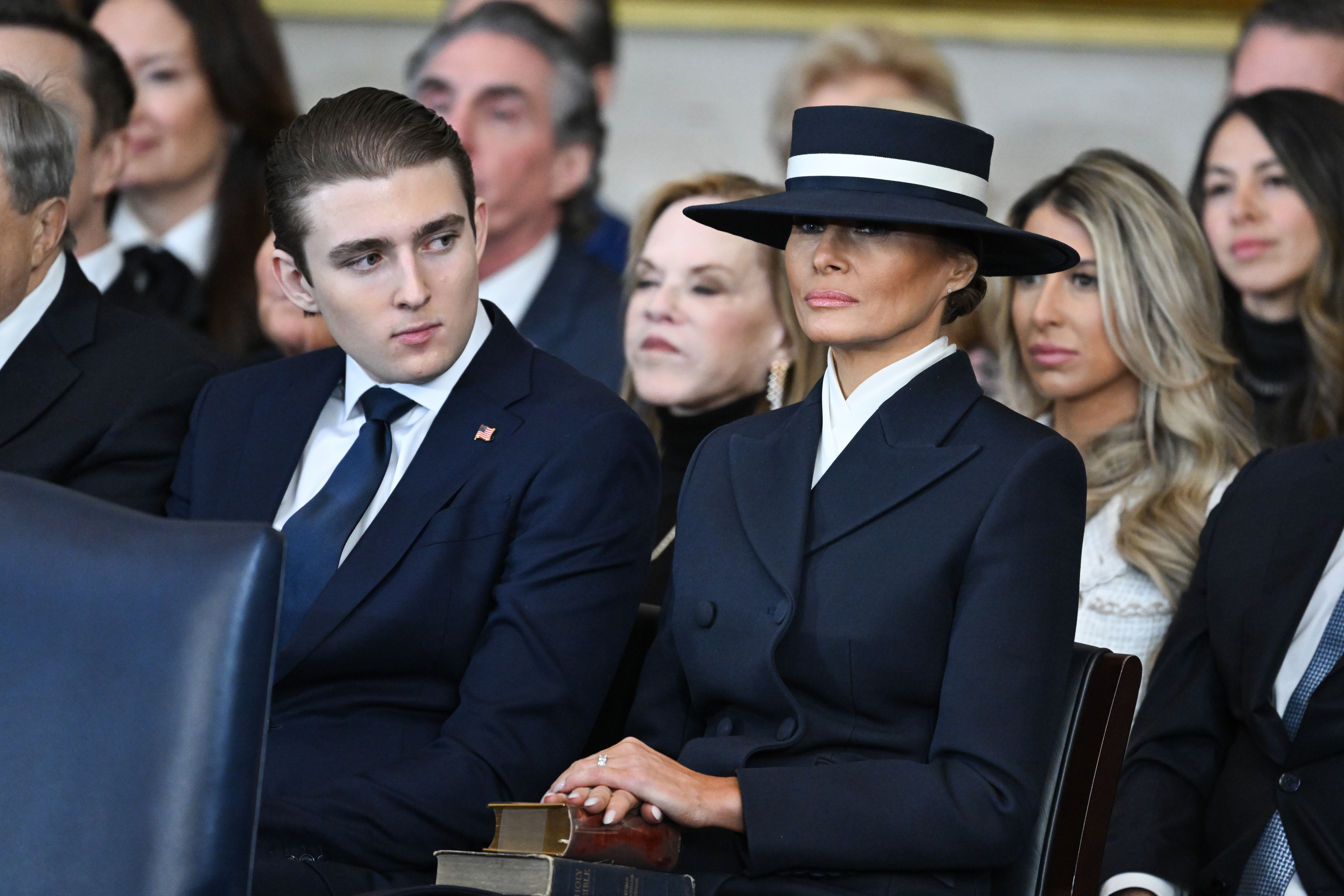 Melania Trump diz que filho de 19 anos é ‘criança’ e precisa de supervisão