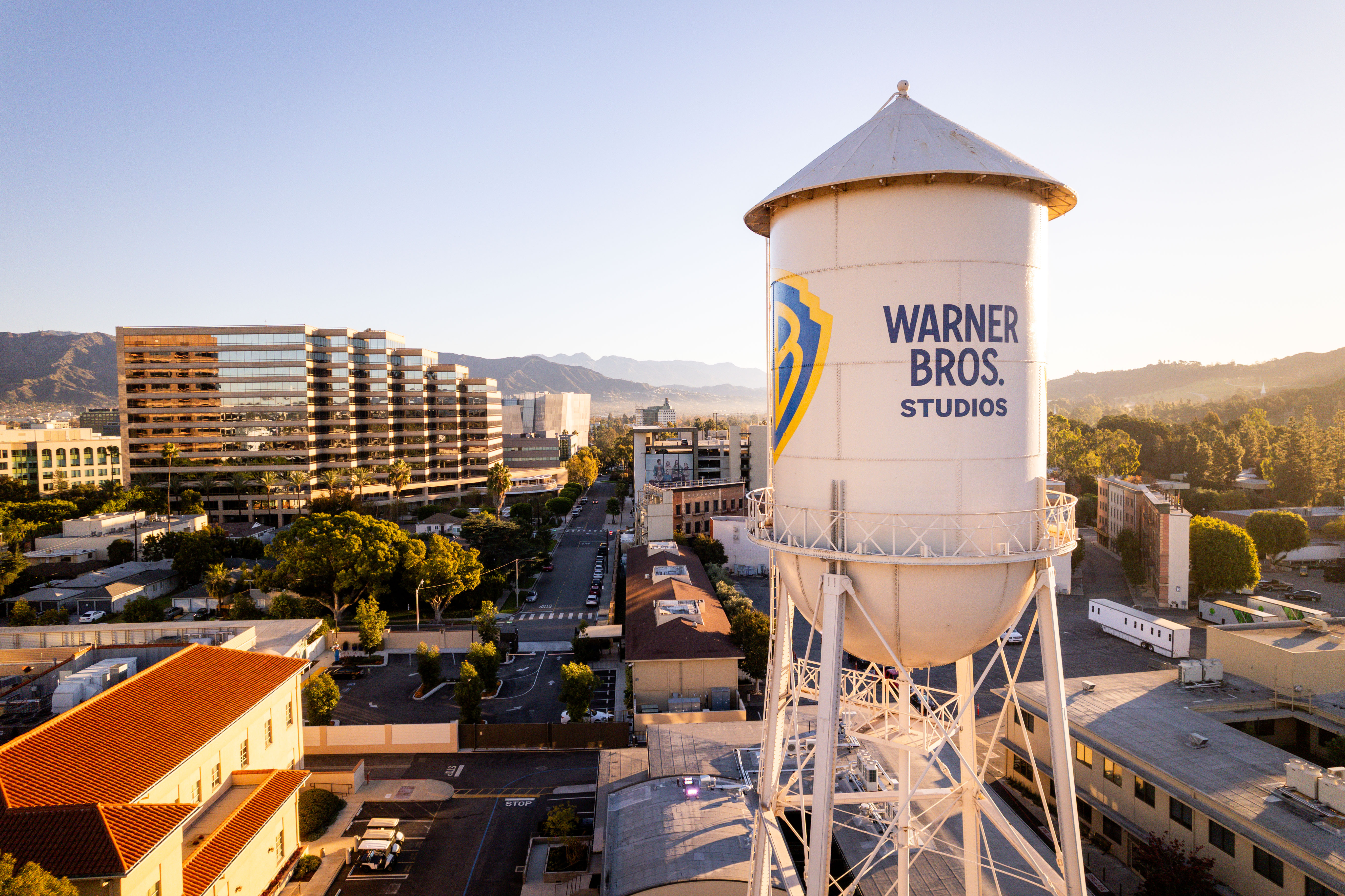 Warner Bros. Discovery assina acordo de venda para a Paramount