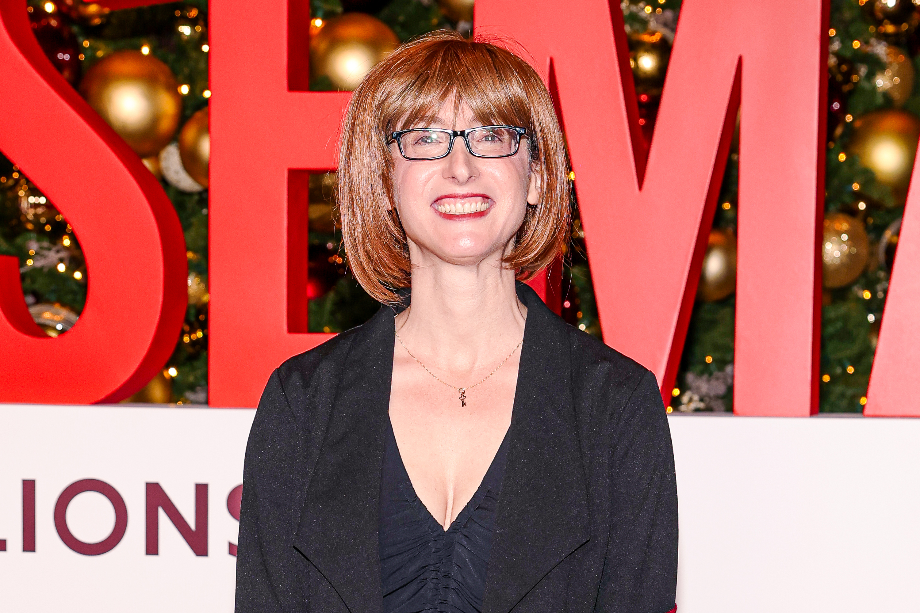 A autora Freida McFadden na première nova-iorquina de 'A Empregada'