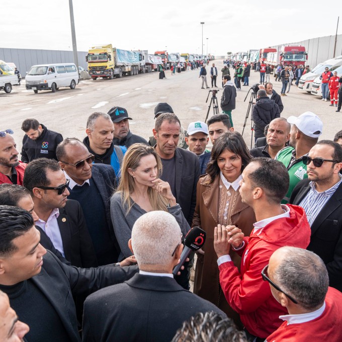 Angelina Jolie visita fronteira entre Egito e Gaza em missão humanitária