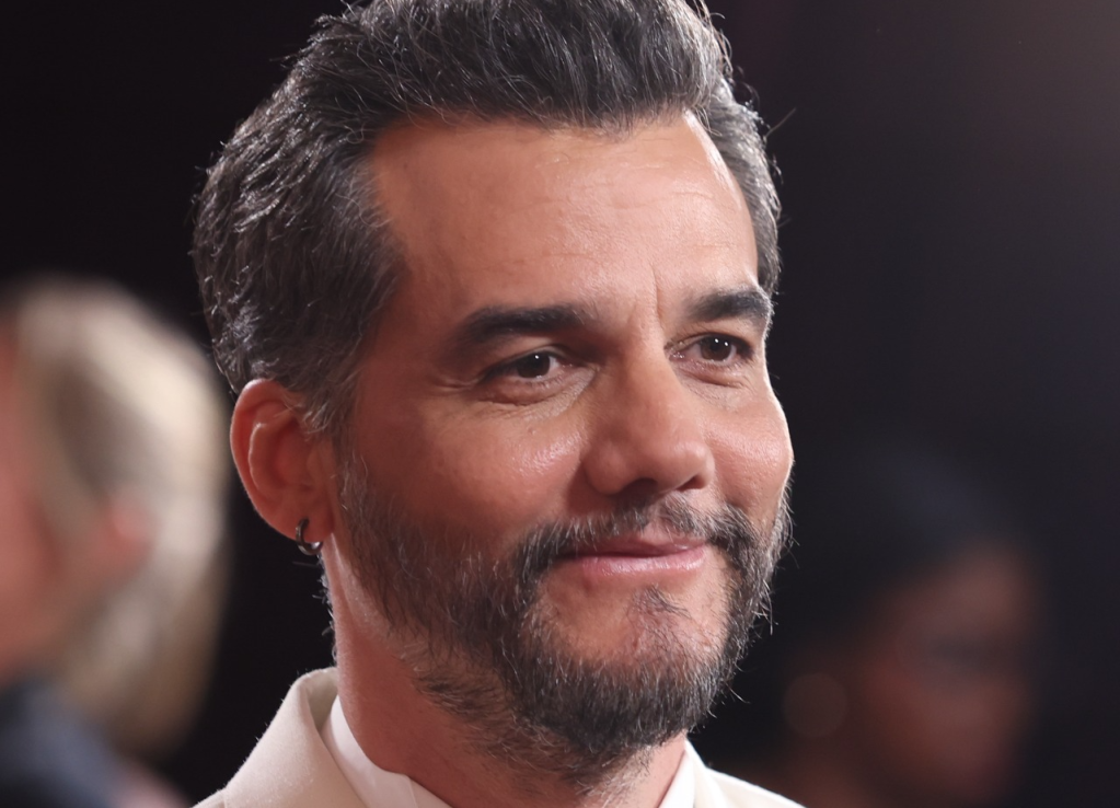 Mia Goth e Wagner Moura falam em português nos bastidores da Dior em Paris