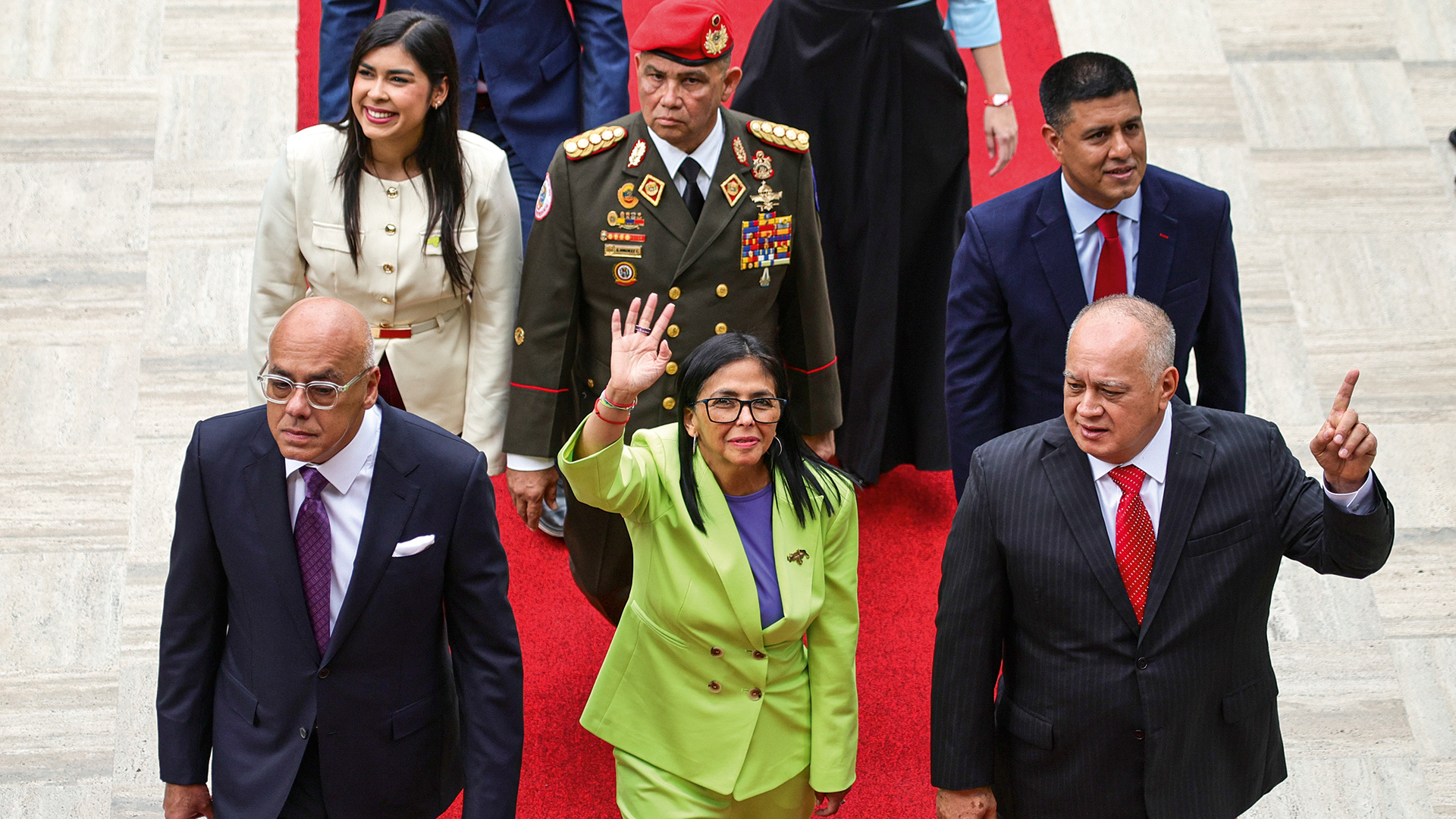 Delcy Rodríguez (no centro): a nova presidente tem tentado equilibrar colaboração com críticas aos EUA