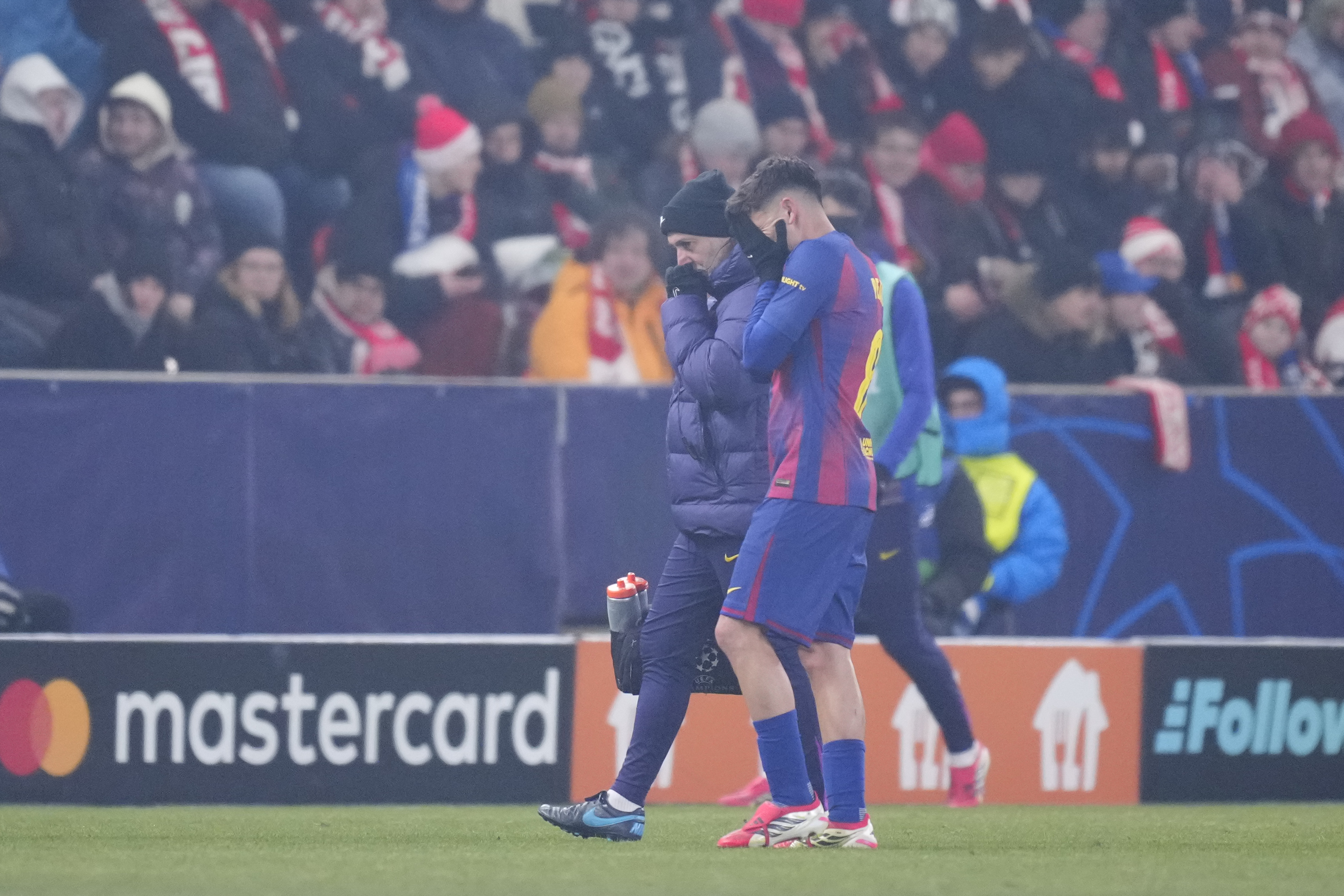 Pedri vai desfalcar Barcelona durante um mês devido a lesão muscular
