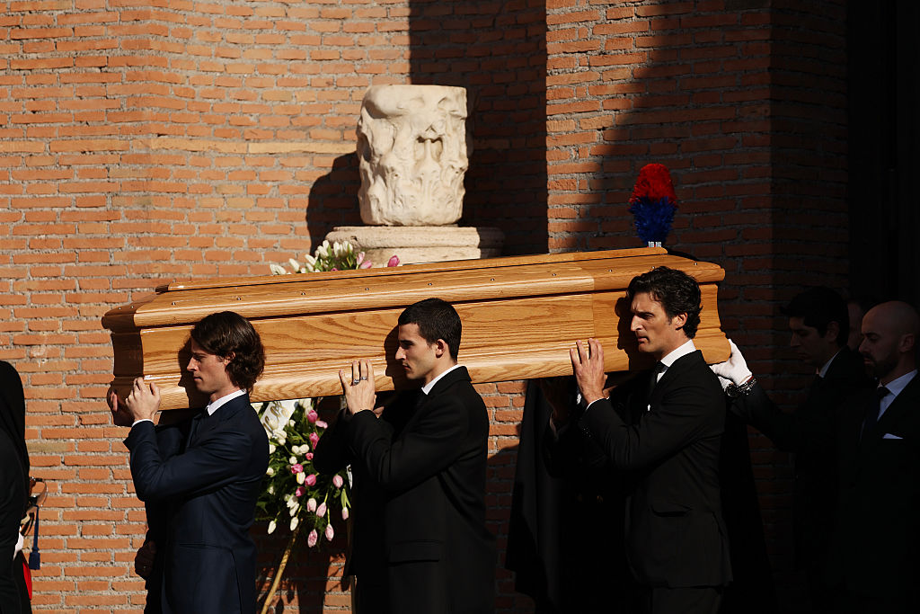 Roma em silêncio, Anne Hathaway e celebridades da moda: como foi o funeral de Valentino