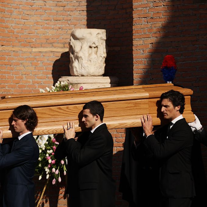 Roma em silêncio, Anne Hathaway e celebridades da moda: como foi o funeral de Valentino