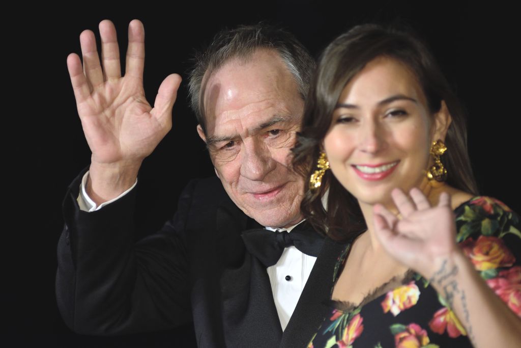 Filha de Tommy Lee Jones é encontrada morta em hotel após réveillon