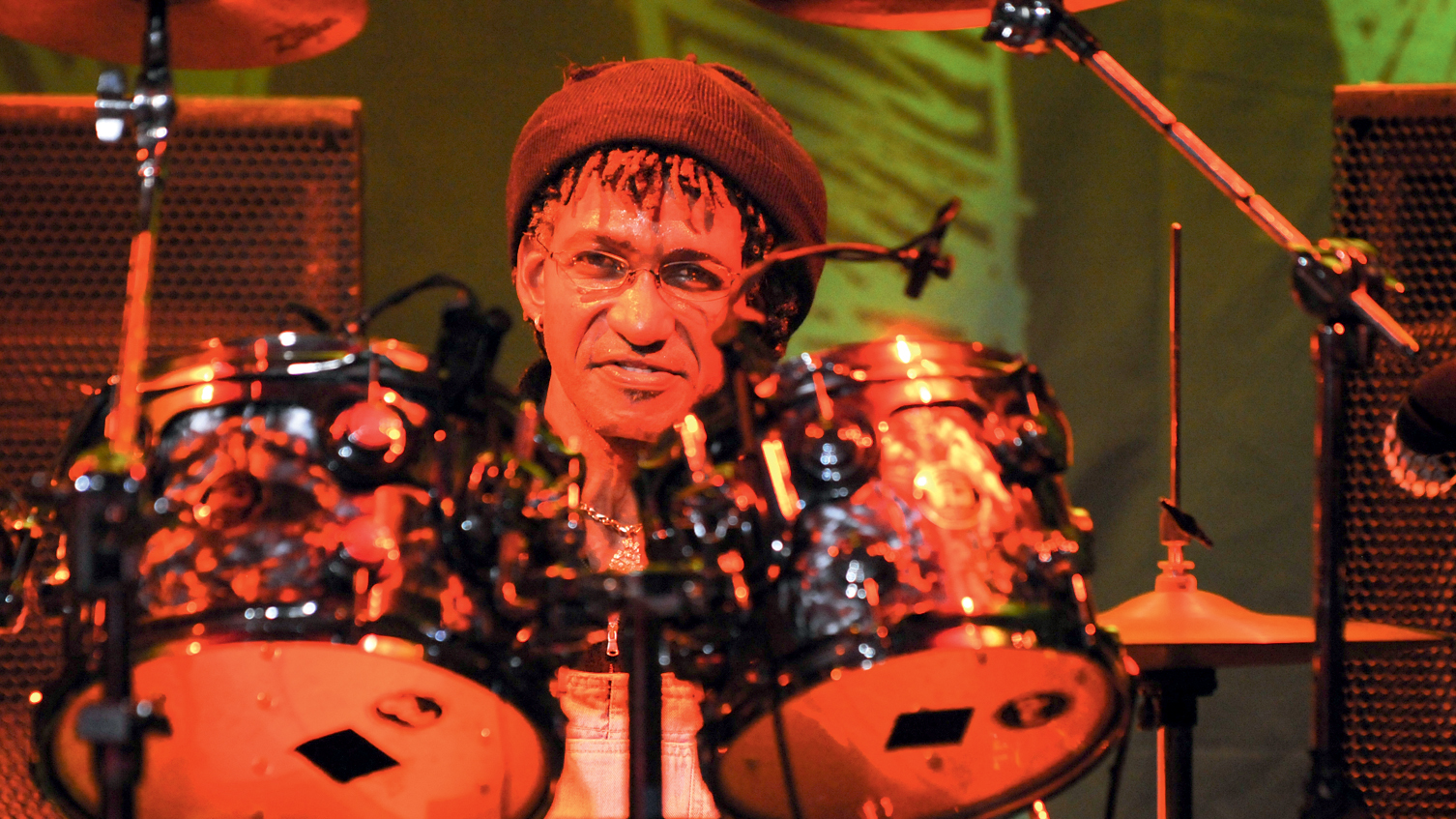 SUINGUE -&ensp;O baterista jamaicano Sly Dunbar: mais de 200&thinsp;000 grava&ccedil;&otilde;es