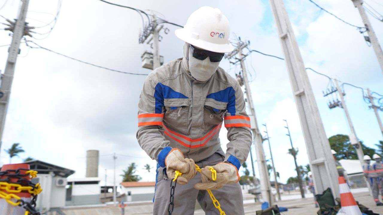 Ceará: Enel é condenada por fio de poste solto que enrolou no pescoço de motociclista