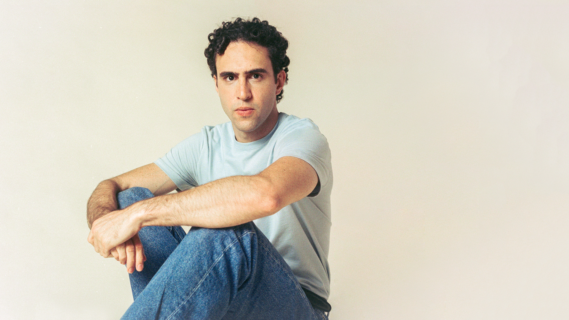 Zeca Veloso lança música e recebe recado do pai no ‘Domingão com Huck’