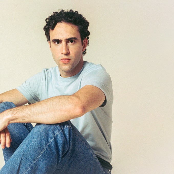 Zeca Veloso lança música e recebe recado do pai no ‘Domingão com Huck’