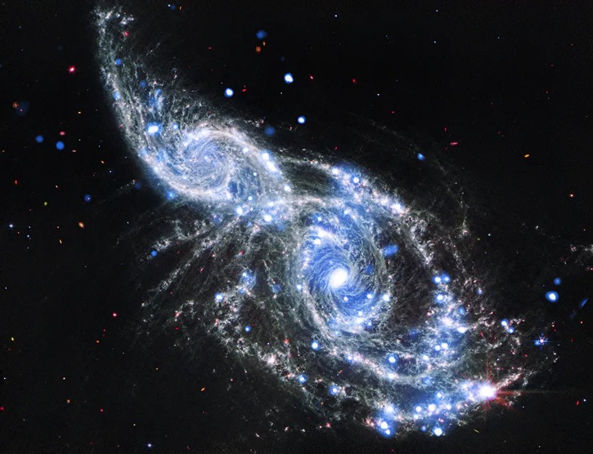 Telescópios da Nasa capturam imagem impressionante de duas galáxias em colisão; veja