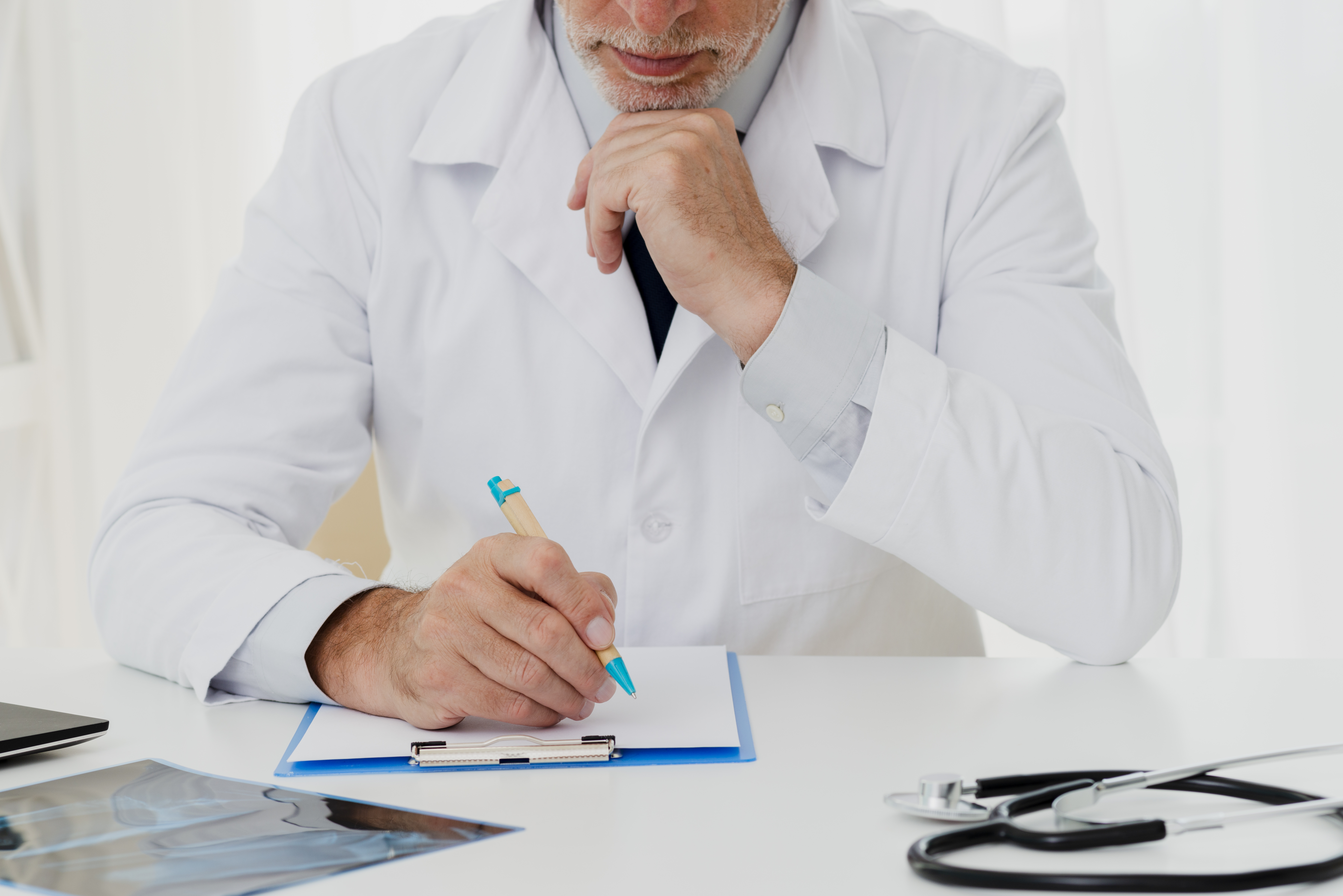 Como fica a situação de médicos e enfermeiros com o fim da escala 6×1?