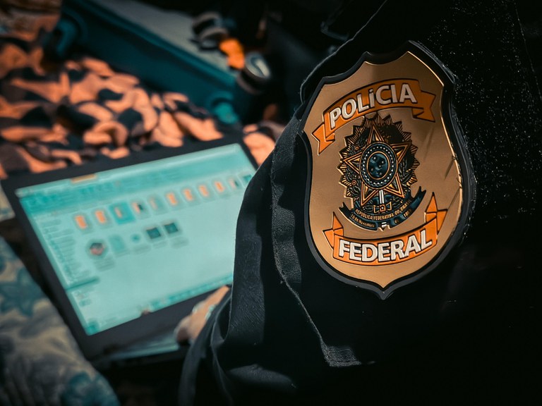 PF apreende celular de adolescente em SP por violência sexual na internet