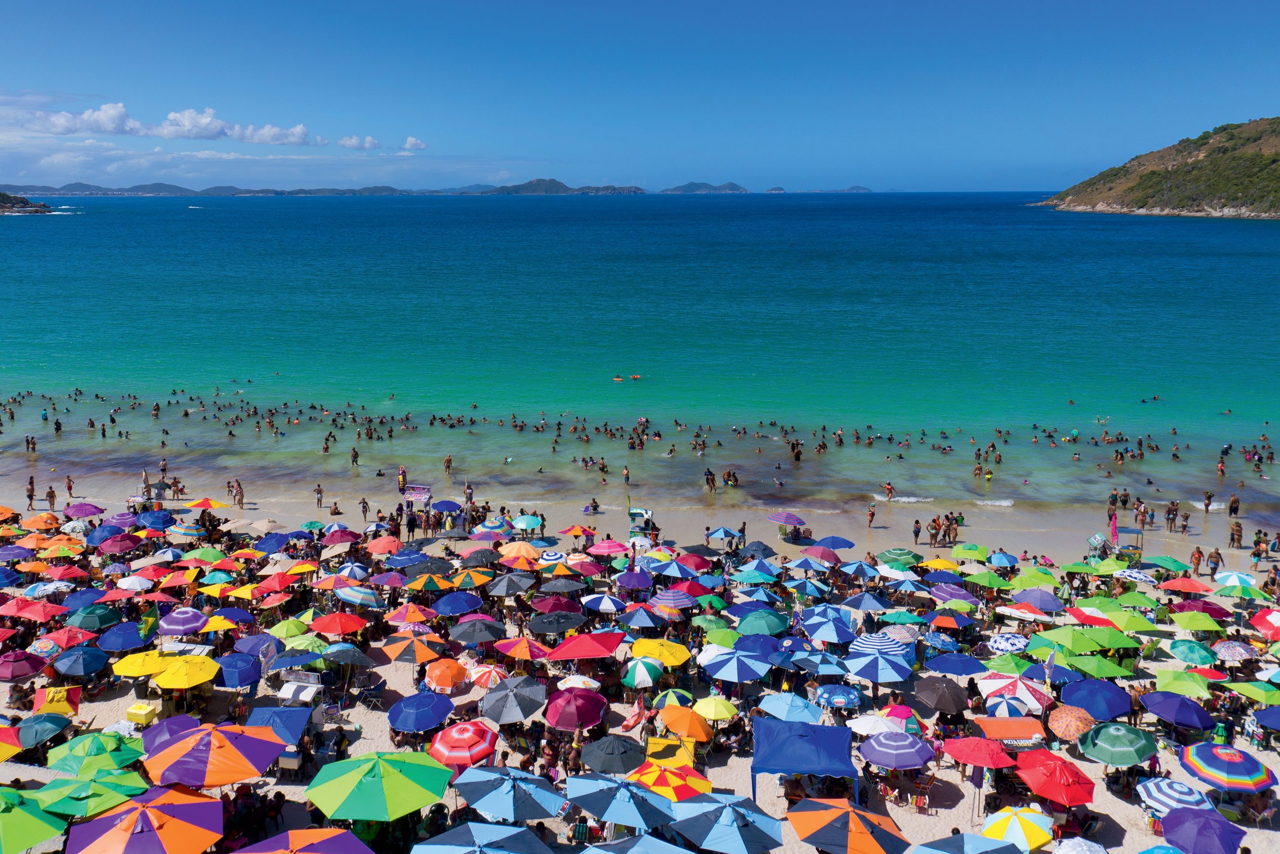 Aumento de turistas, vale-tudo e crime: o verão brasileiro fora do controle