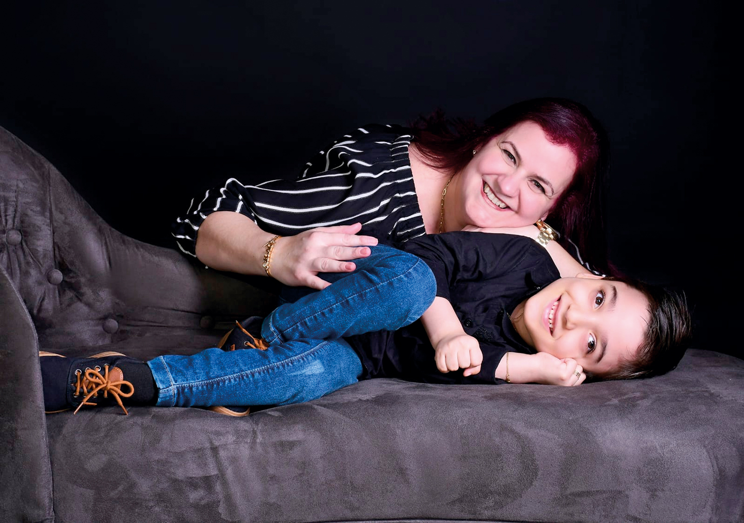 NA BRIGA PELA INCLUS&Atilde;O - Fab&iacute;ola Faro Mendes Galleb e Pedro, de 8 anos, que tem paralisia cerebral: m&atilde;e ainda precisa importar produtos que combinam CBD com subst&acirc;ncias n&atilde;o previstas no mercado nacional, mas essenciais para retirar medicamentos alop&aacute;ticos pesados da rotina do filho.