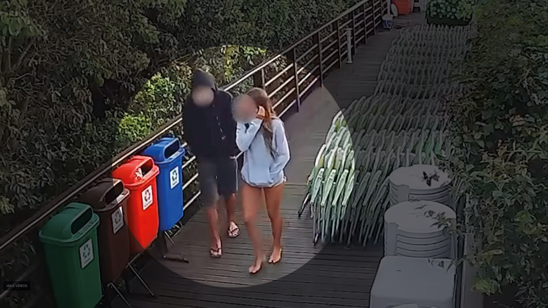 INVESTIGA&Ccedil;&Atilde;O&ensp;- O adolescente indiciado, com uma amiga: moletom, bon&eacute; e celular ajudaram a pol&iacute;cia