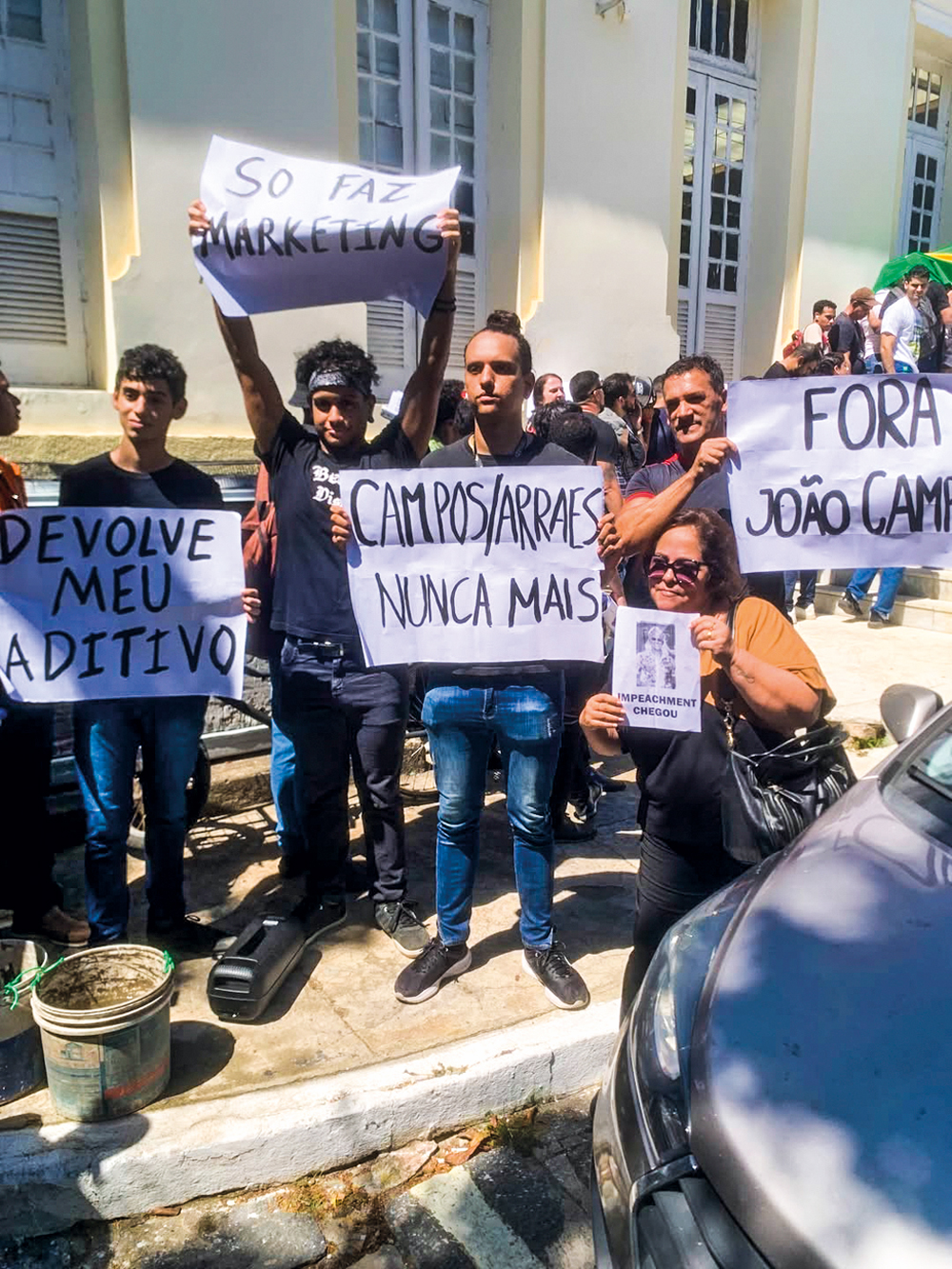 TENSO&ensp;- Protesto em frente &agrave; C&acirc;mara Municipal: os dois lados tentaram abrir processos para afastar o advers&aacute;rio