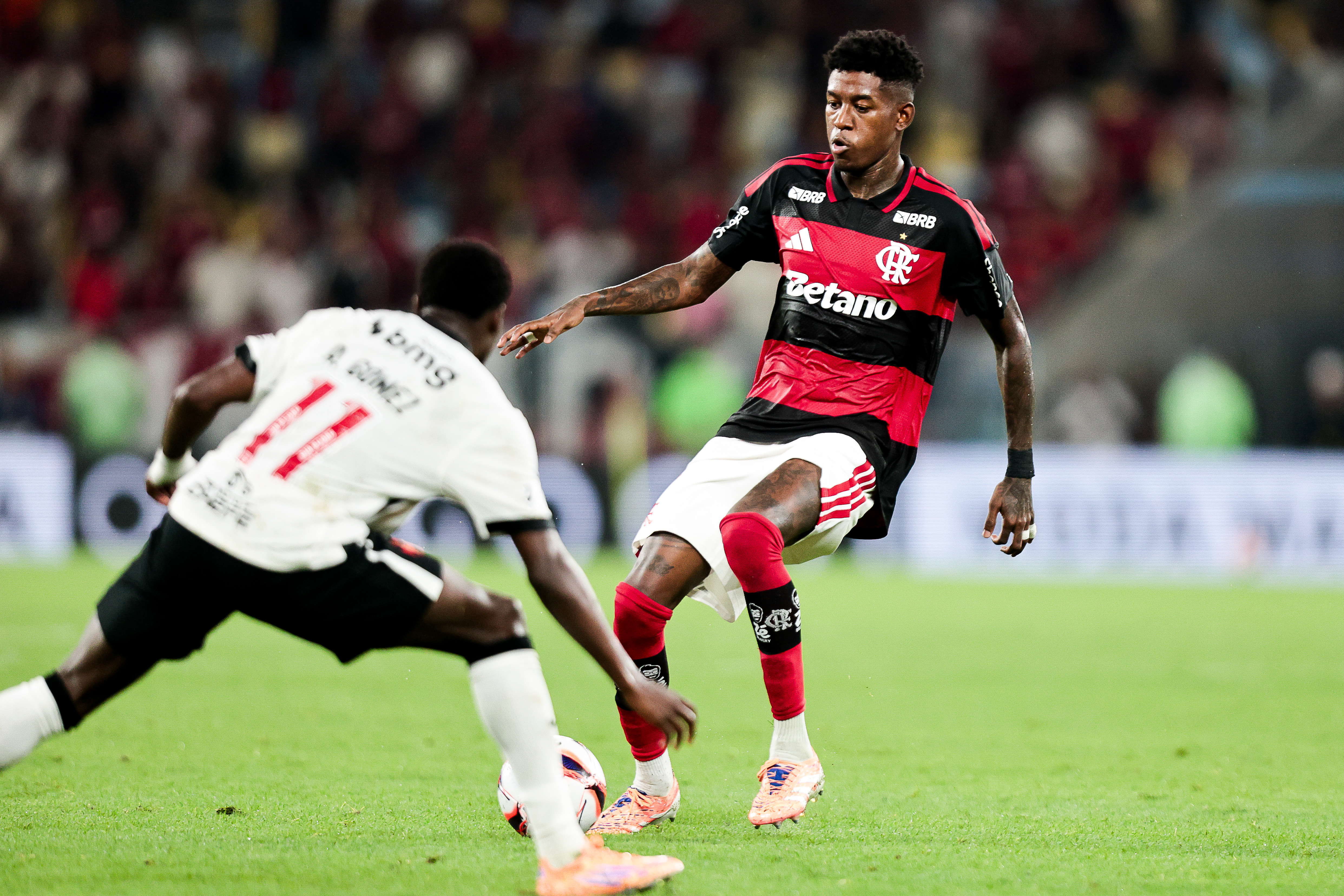 Flamengo x Inter: Vitão enfrenta ex-clube após venda recorde no mercado brasileiro