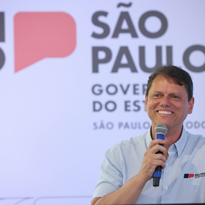 O deboche de Tarcísio sobre rebaixamento de escola que homenageou Lula