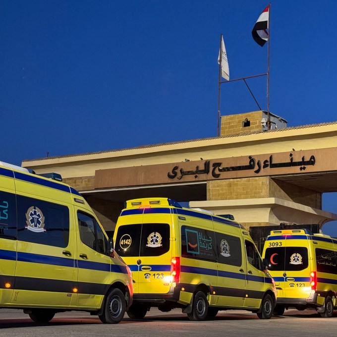 Passagem de Rafah reabre a conta-gotas para trânsito entre Gaza e Egito