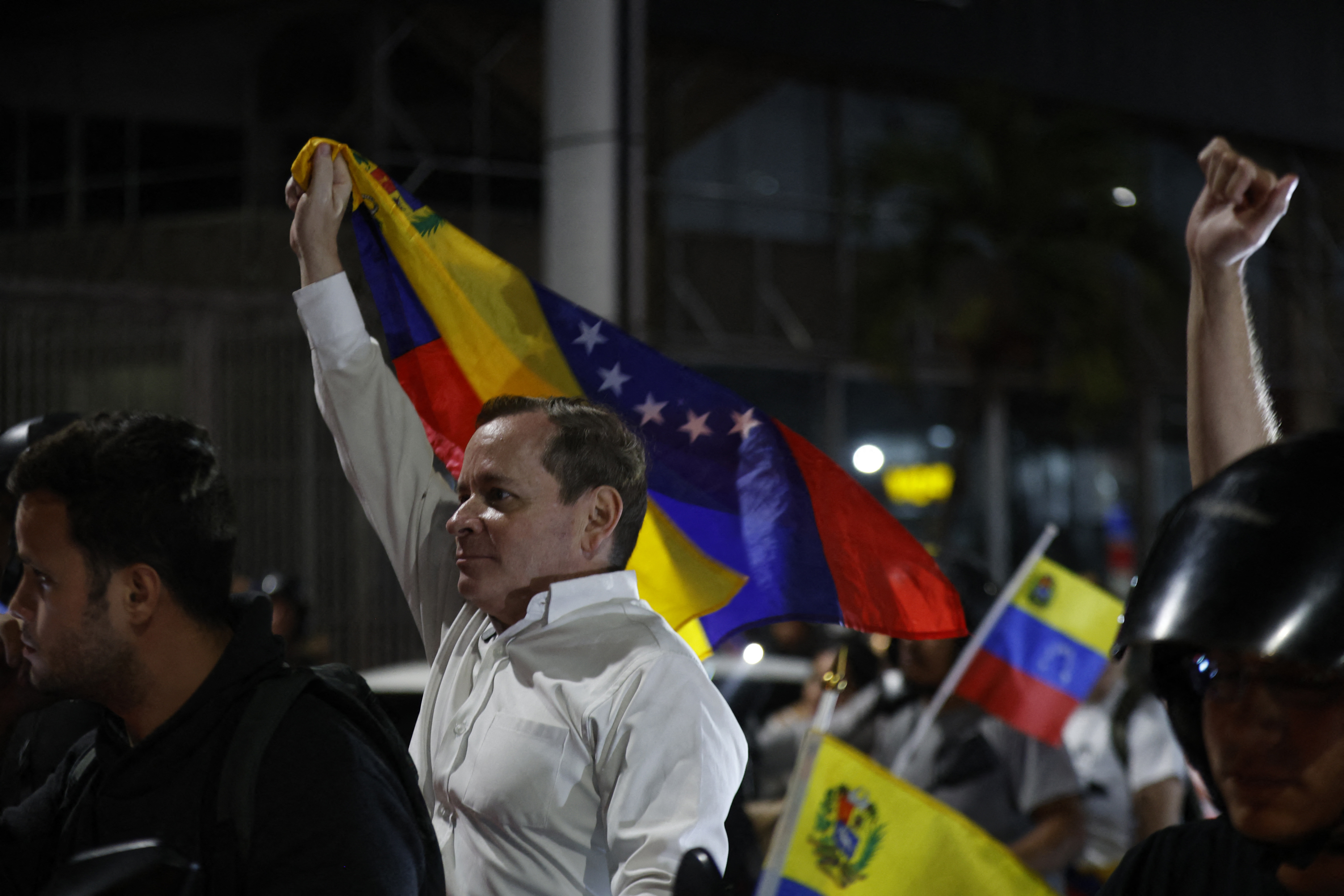Opositor venezuelano é transferido para prisão domiciliar após nova detenção