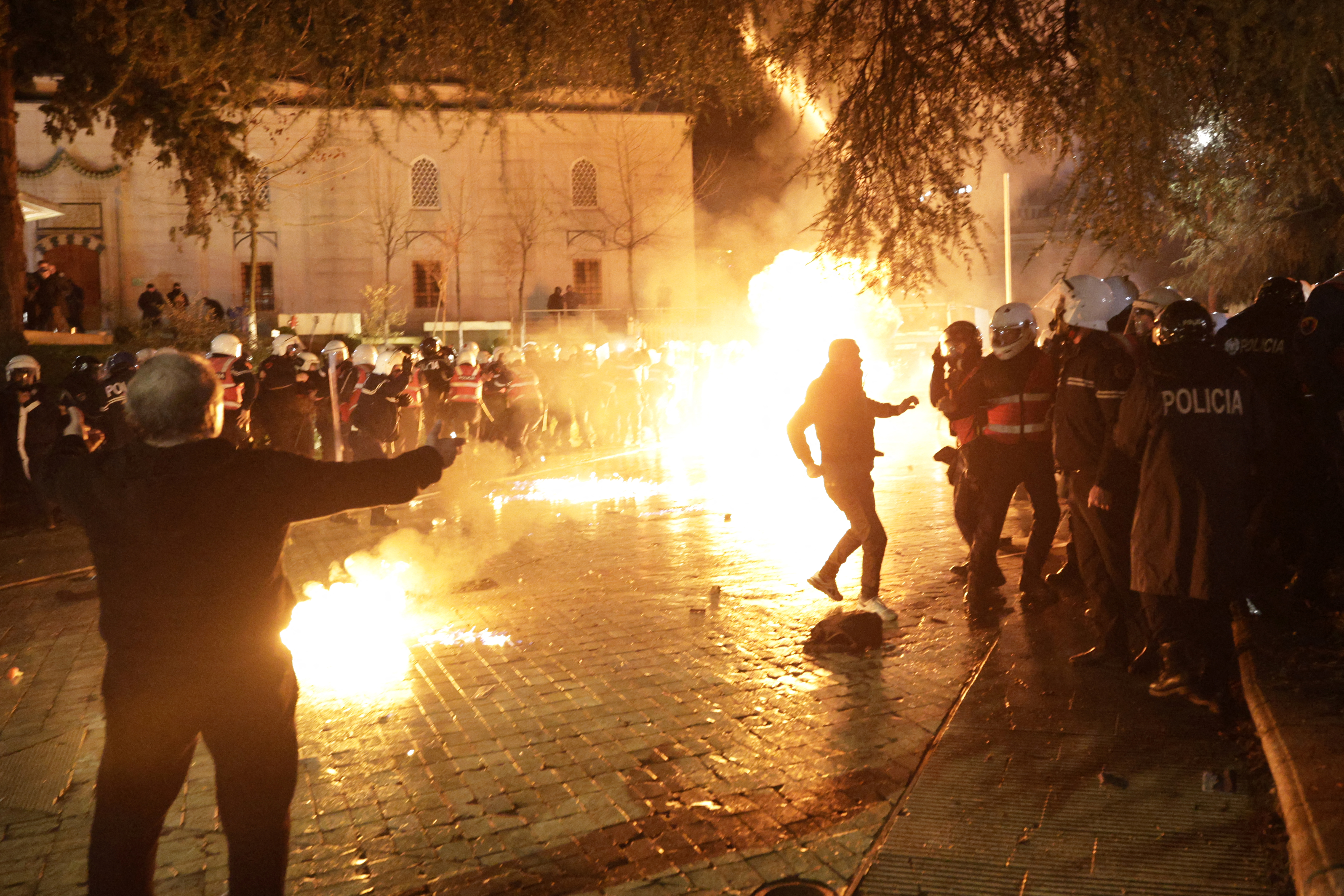 Vídeo: manifestantes entram em confronto com polícia em protestos contra governo na Albânia