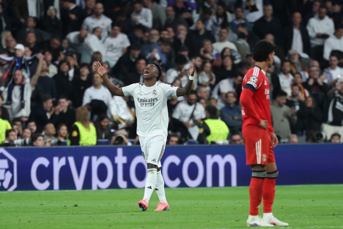 Real Madrid's Brazilian forward #07 Vinicius Junior celebrates scoring his team's second goal during the UEFA Champions League knockout round play-off second leg football match between Real Madrid CF and SL Benfica at Santiago Bernabeu Stadium in Madrid on February 25, 2026. (Photo by Thomas COEX / AFP)
