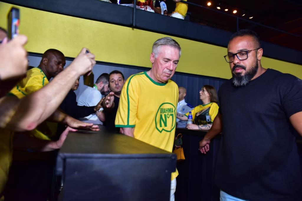 Carlo Ancelotti cumpre maratona de carnaval, agora na Sapucaí