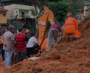 Bombeiros buscam pessoas soterradas por deslizamento em Juiz de Fora; veja vídeos