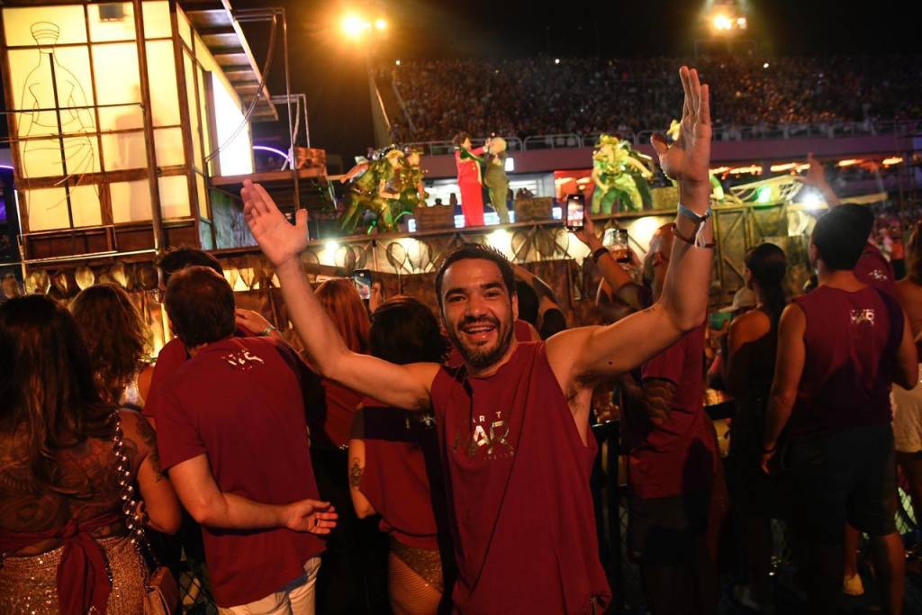A homenagem que fez Caio Blat mudar de torcida na Sapucaí