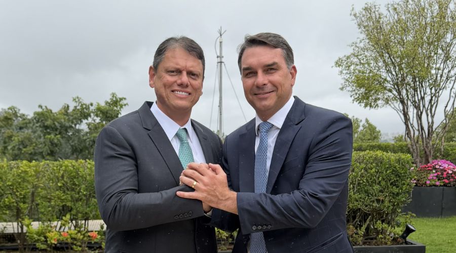 O governador Tarcísio de Freitas (Republicanos) e o senador Flávio Bolsonaro (PL-RJ) nesta sexta-feira, 27