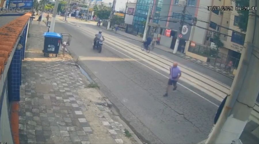 Vídeo: Polícia procura motociclista que matou idoso atropelado em Santos