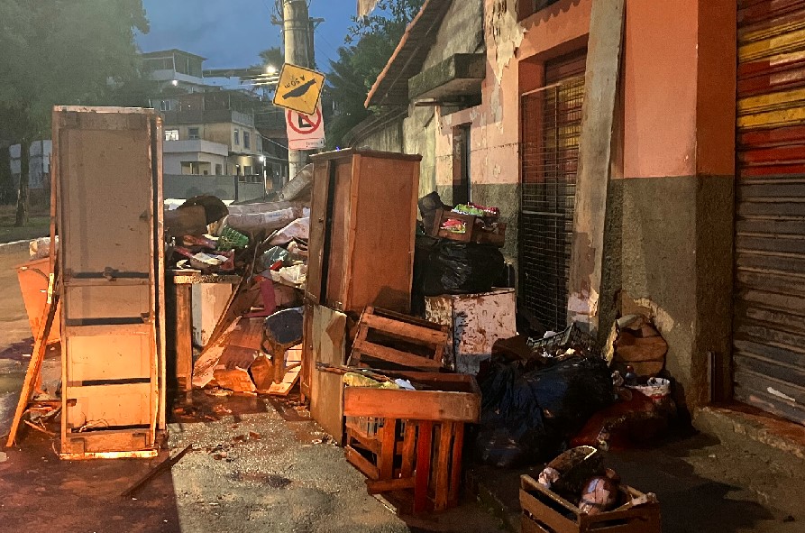 Da lama ao caos: após água chegar a dois metros, moradores tentam voltar à rotina