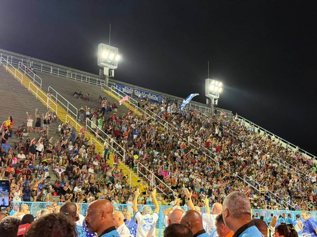 O que setor popular gritou quando Acadêmicos de Niterói entrou na Sapucaí