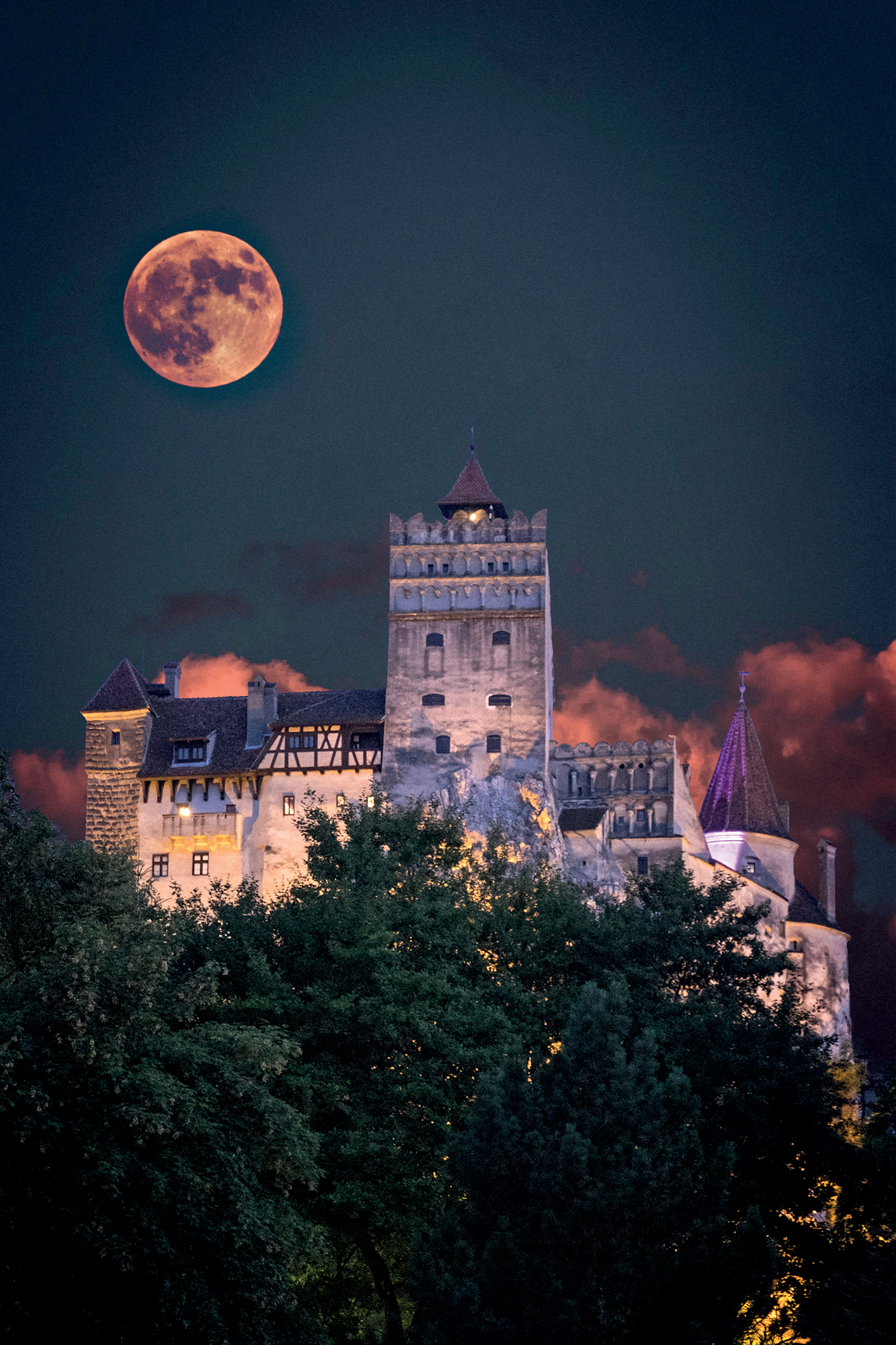 D&Aacute; MEDO - O Castelo de Bran, na Rom&ecirc;nia: afluxo de f&atilde;s do conde sanguinolento