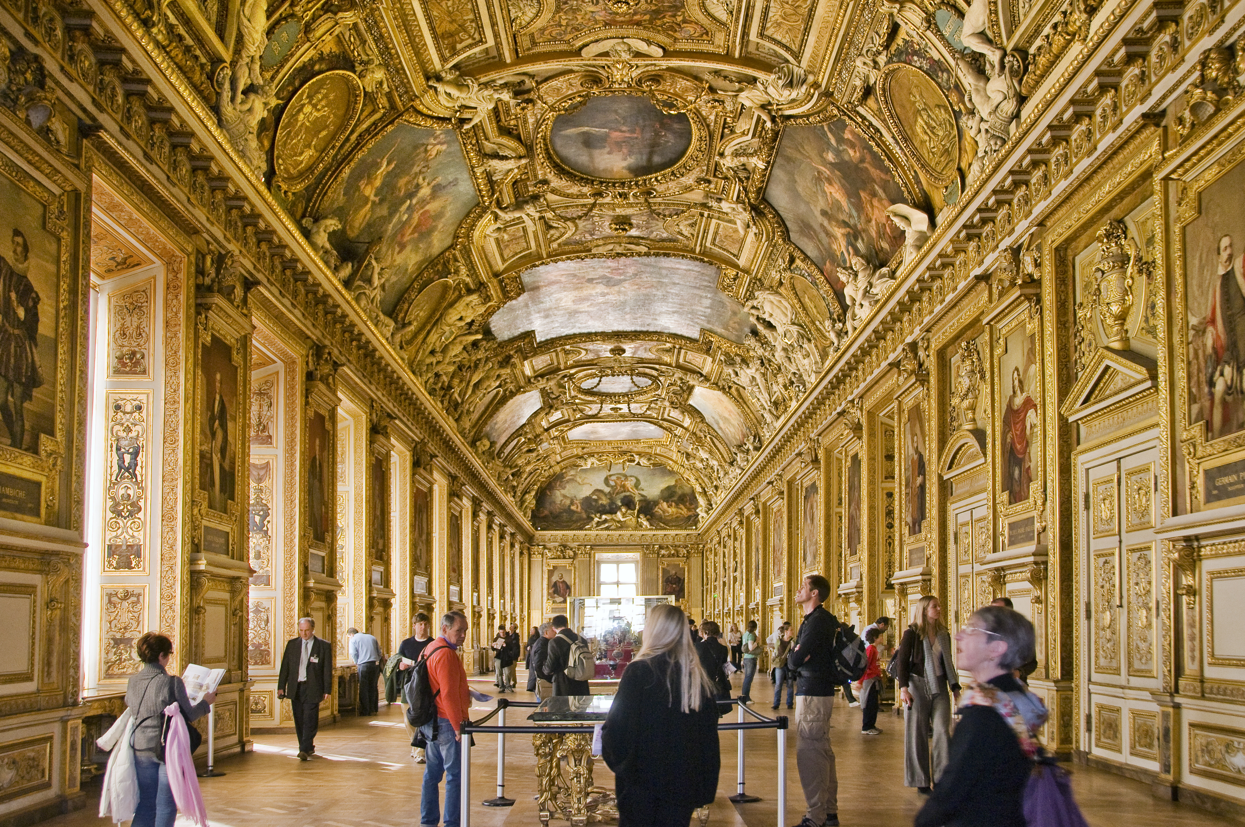 Quase 200 reais para entrar no Louvre? É mais uma obra de Macron