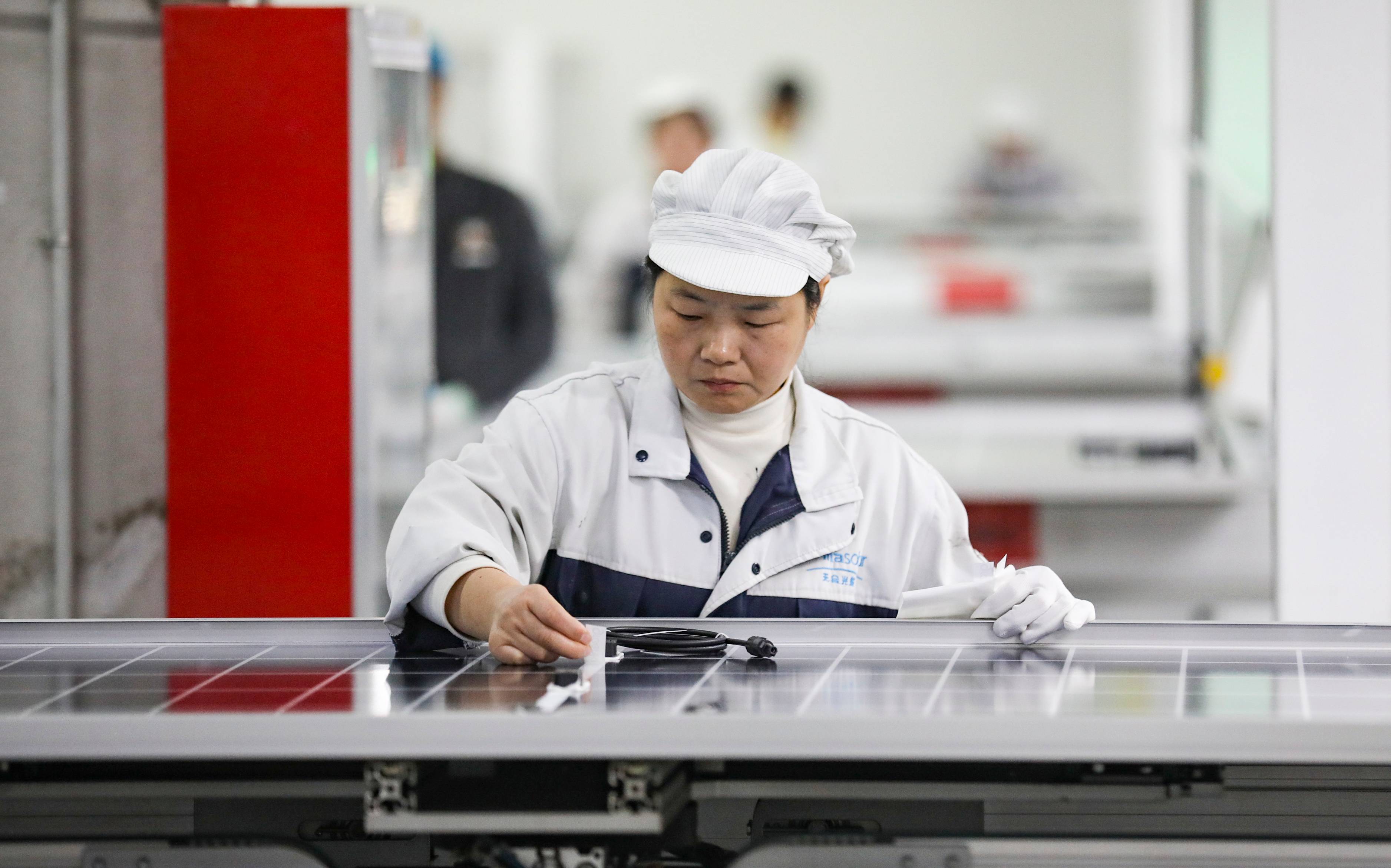 China lança plano para reduzir emissões até 2030 e aposta em carros elétricos, energia limpa e indústria verde