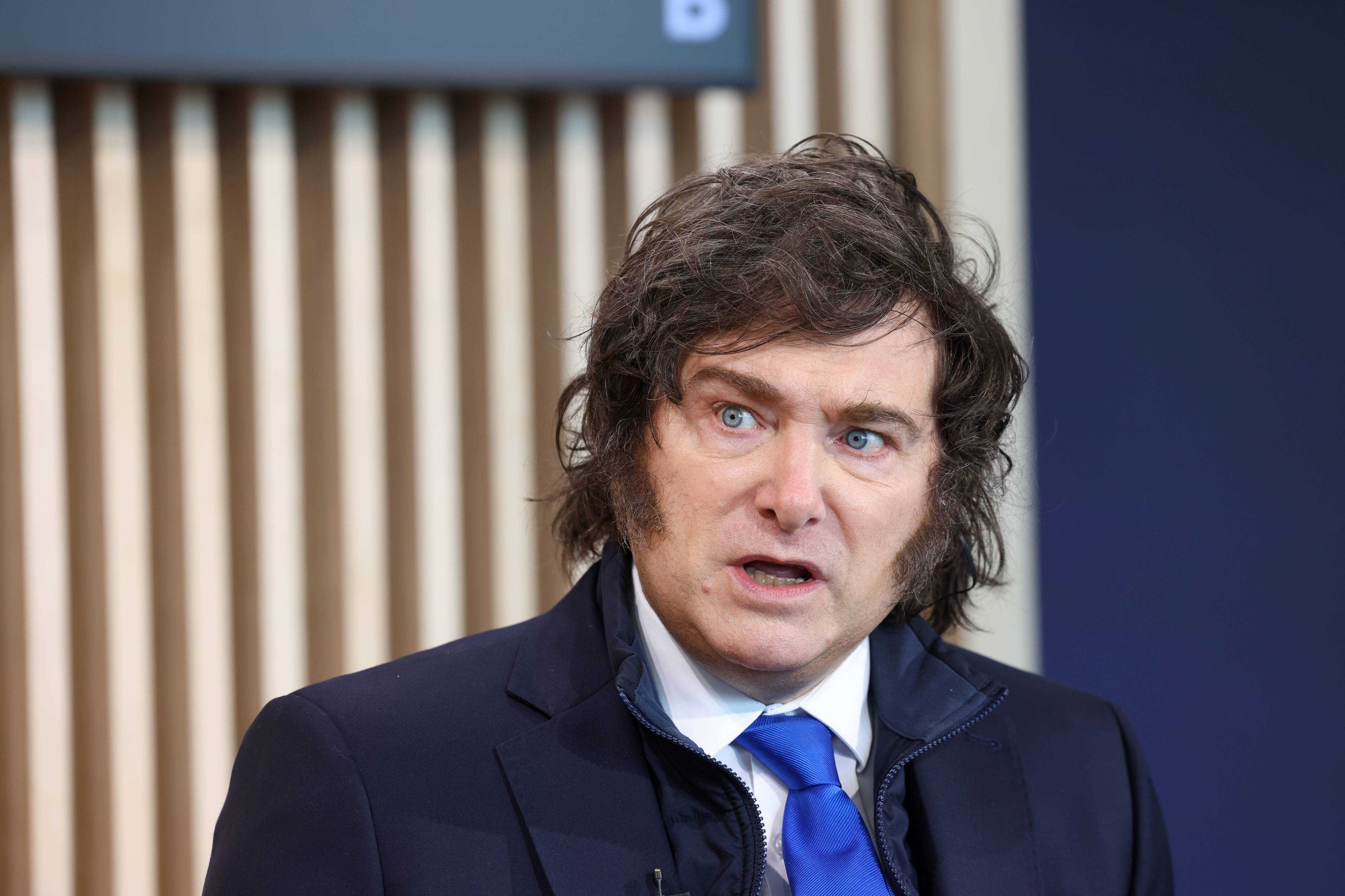 Milei reduz a pobreza, mas é o presidente mais impopular