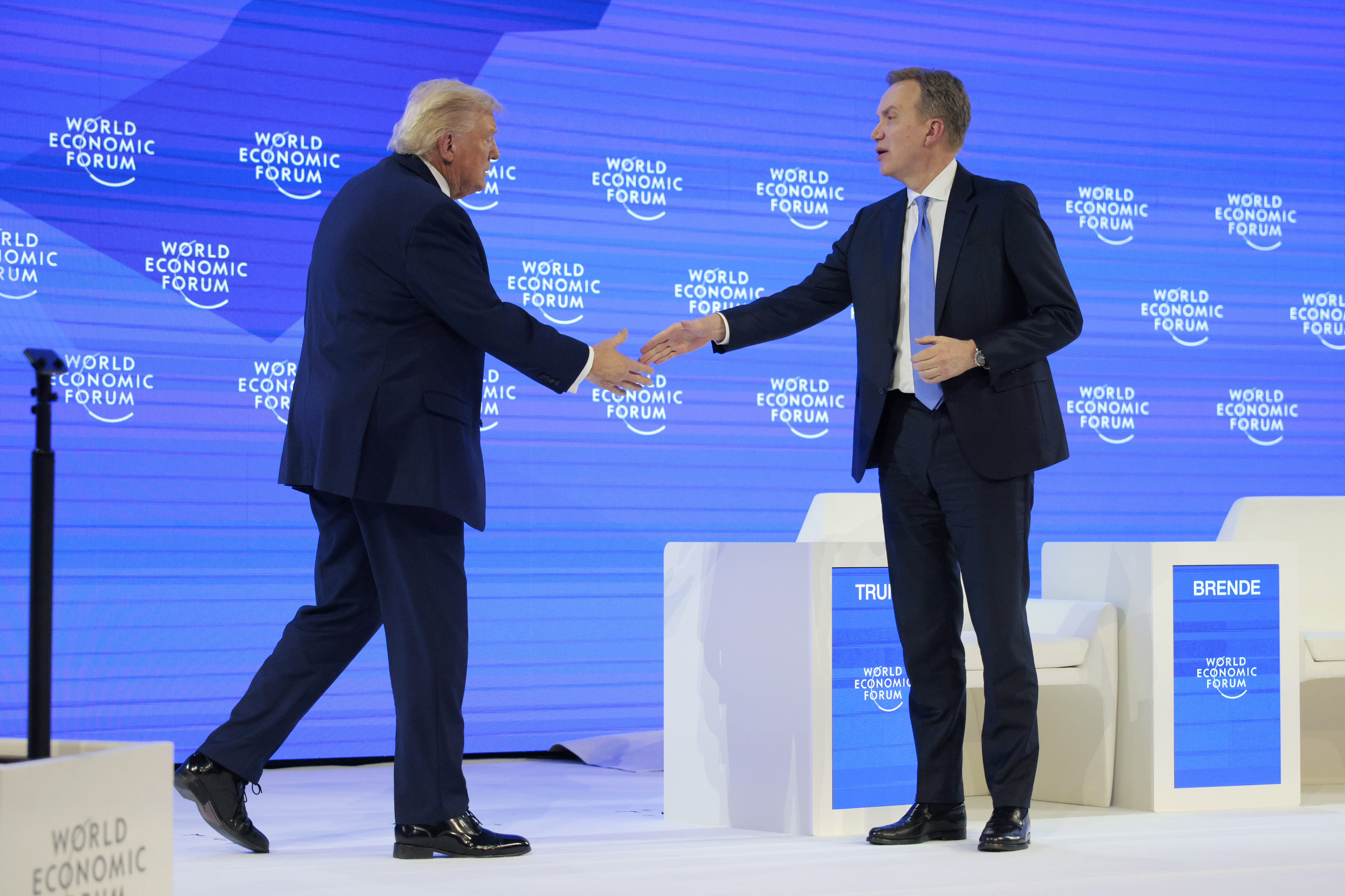 O presidente dos Estados Unidos, Donald Trump, é recebido por Borge Brende, Fórum Econômico Mundial, no encontro anual em Davos, na Suíça, em 21 de janeiro de 2026