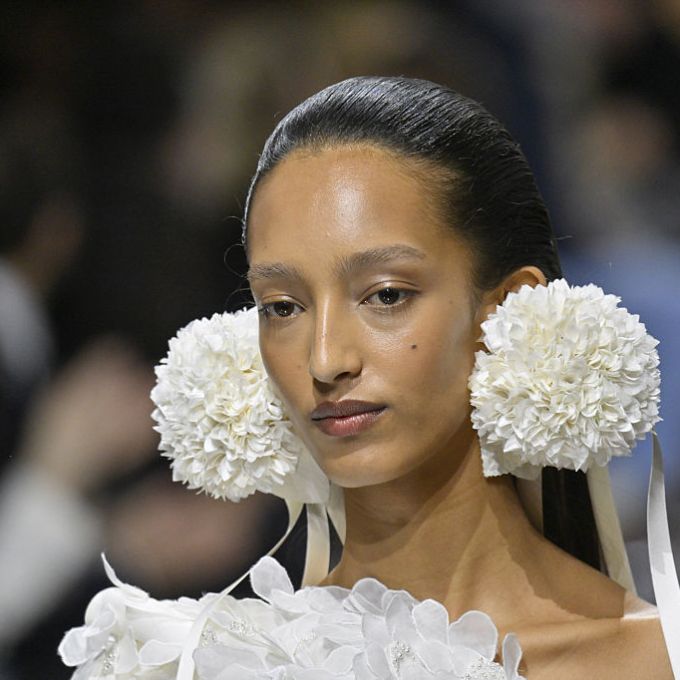 Como um vestido branco específico roubou a cena na alta-costura da Dior?