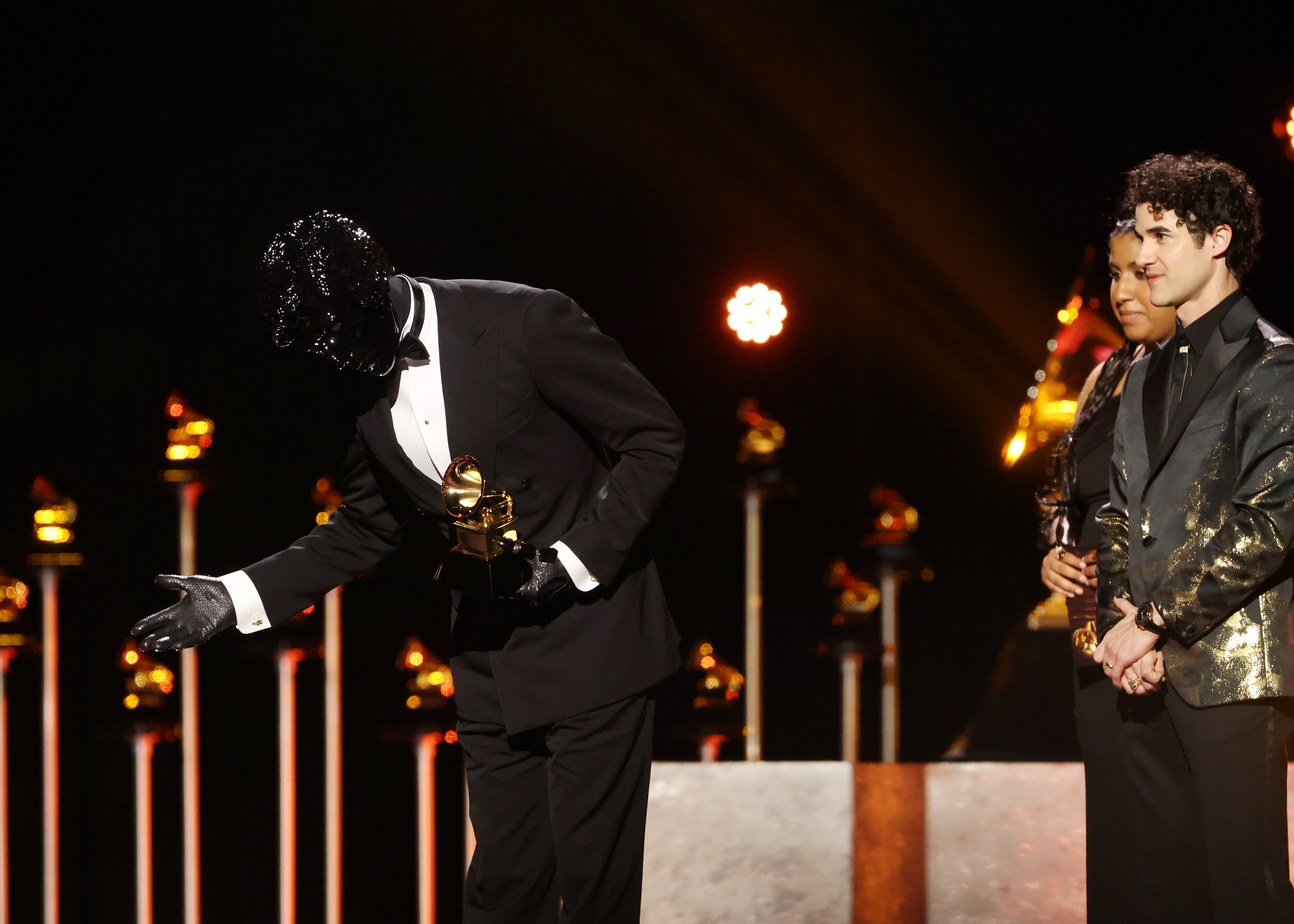 O misterioso mascarado que conquistou Grammy com remix de Lady Gaga
