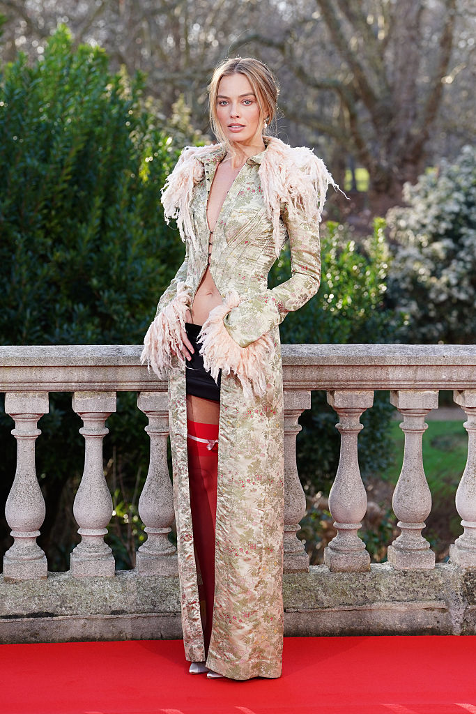 O pol&ecirc;mico look vintage Valentino com liga de Margot Robbie