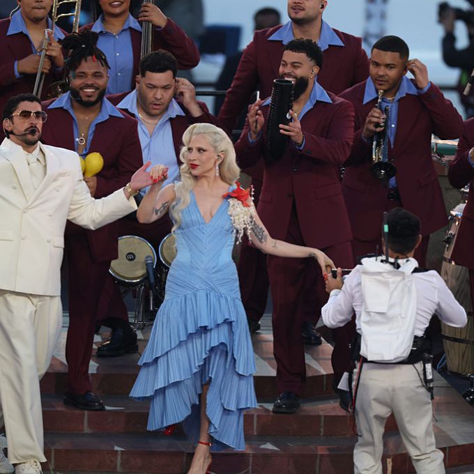Bad Bunny de Zara, Lady Gaga de azul: os looks usáveis do Super Bowl 2026
