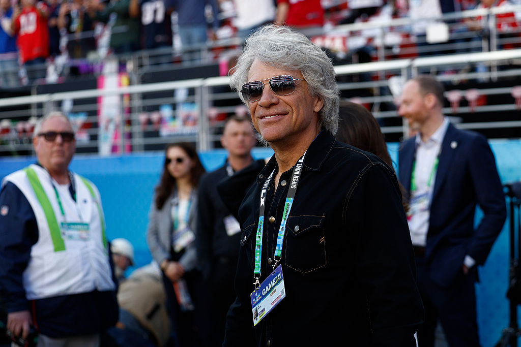 Jon Bon Jovi interrompe show às pressas por questão de saúde: “Vou ter que dar um tempo”