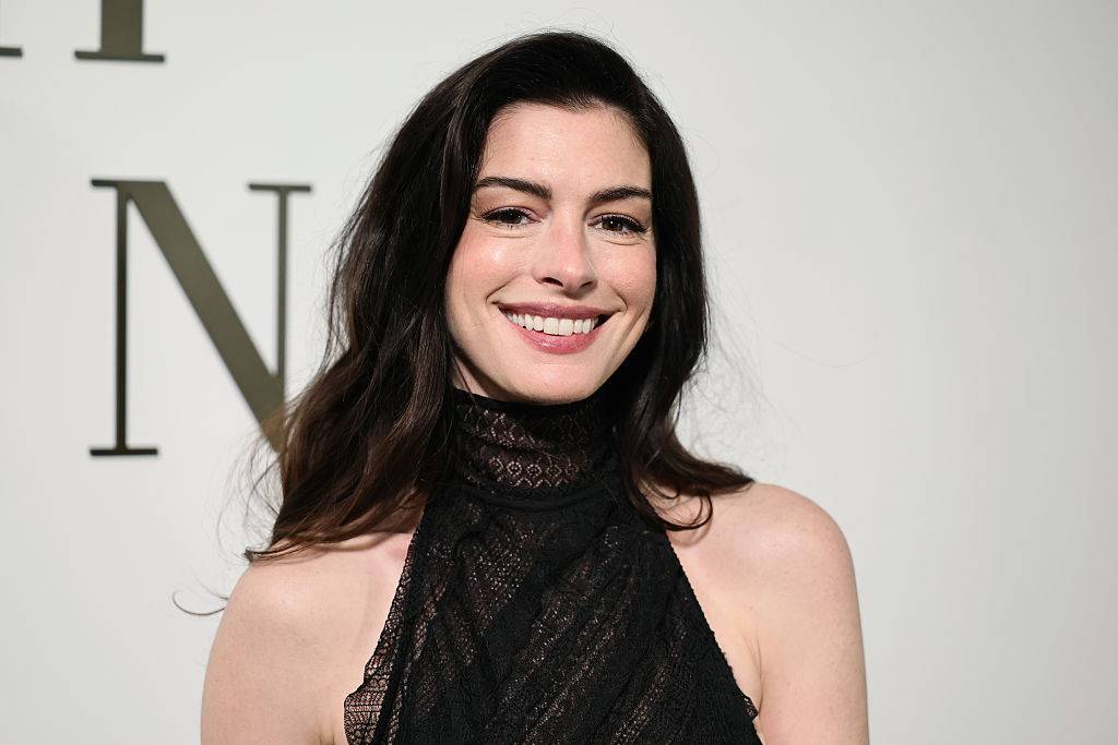 De Anne Hathaway a Rihanna: veja quem passou pelas estreladas primeiras filas da moda em Nova York