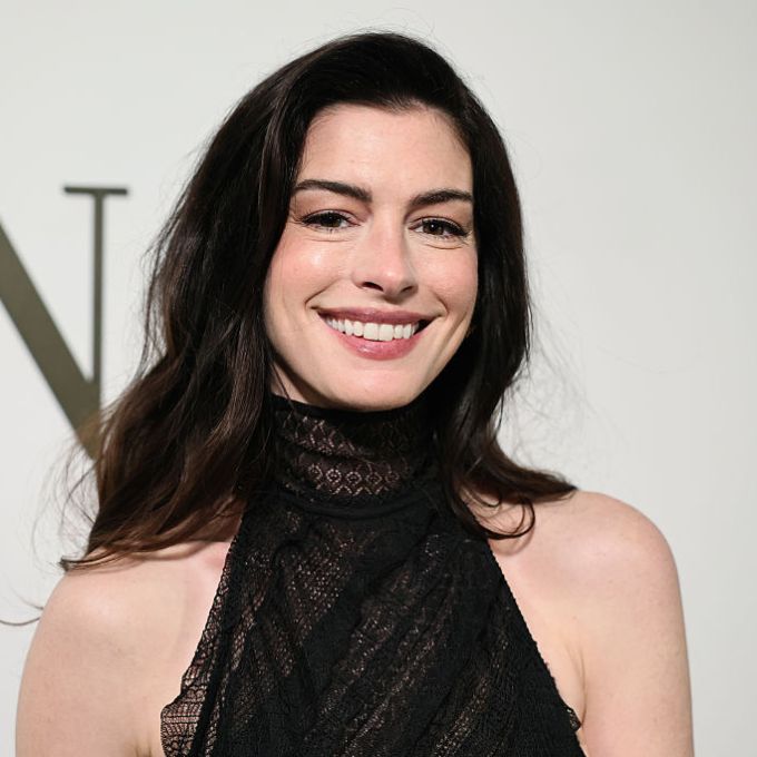 De Anne Hathaway a Rihanna: veja quem passou pelas estreladas primeiras filas da moda em Nova York